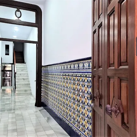 Elegant In With Balcony Apartamento *