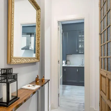 Elegant In With Balcony Apartamento *